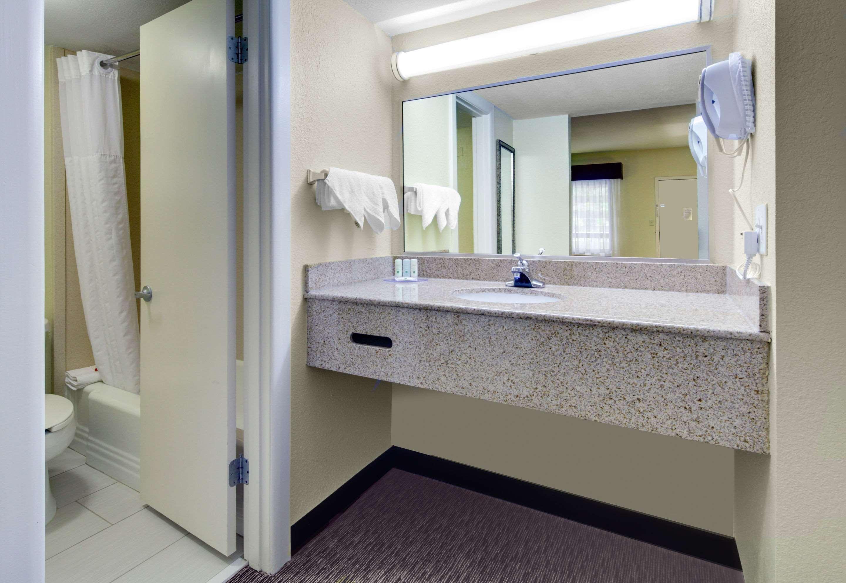 Quality Inn Asheville Downtown Tunnel Rd Exterior photo